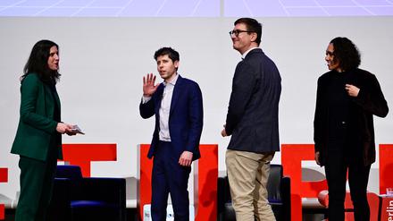 Sam Altman mit seinen Diskussionspartnern an der TU Berlin. 