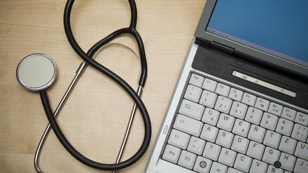 Brandenburg, Frankfurt (Oder): Ein Stethoskop liegt neben einem Laptop.