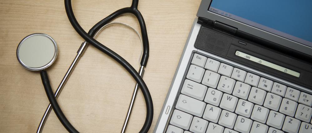 Brandenburg, Frankfurt (Oder): Ein Stethoskop liegt neben einem Laptop.