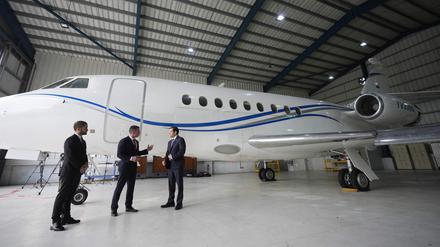 US-Außenminister Marco Rubio steht neben dem beschlagnahmten Flugzeug der venezolanischen Regierung.