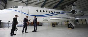 US-Außenminister Marco Rubio steht neben dem beschlagnahmten Flugzeug der venezolanischen Regierung.