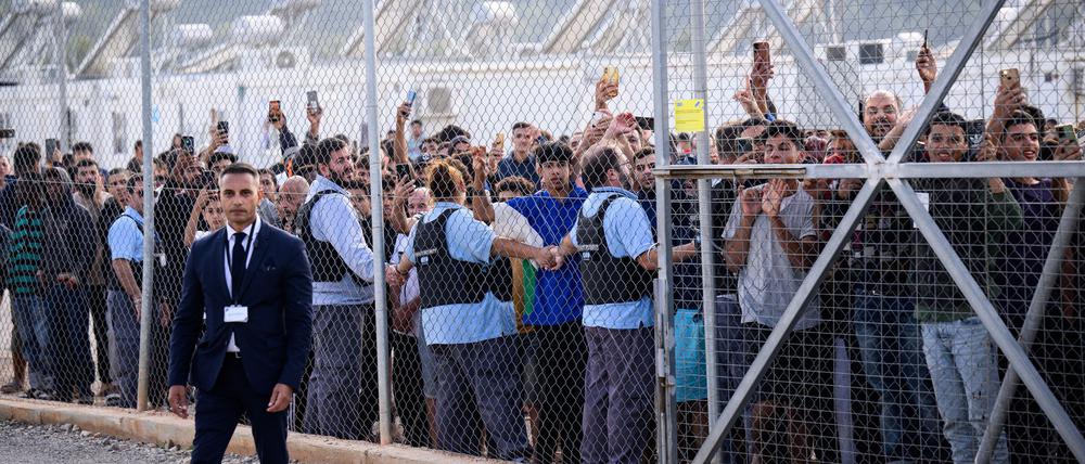 Bewohner des Flüchtlingslagers reagierten im Oktober 2024 sehr emotional und mit „Germany“-Rufen auf den Besuch von Bundespräsident Steinmeier bei der Registrierungs- und Aufnahmeeinrichtung für Geflüchtete in Malakasa, nördlich von Athen. (Archivbild)
