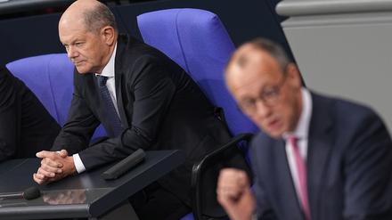 Bundeskanzler Olaf Scholz (SPD) und Friedrich Merz (r), CDU-Bundesvorsitzender im Bundestag.