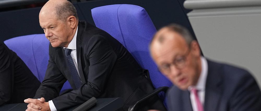 Bundeskanzler Olaf Scholz (SPD) und Friedrich Merz (r), CDU-Bundesvorsitzender im Bundestag.