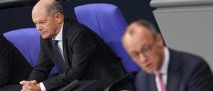 Bundeskanzler Olaf Scholz (SPD) und Friedrich Merz (r), CDU-Bundesvorsitzender im Bundestag.