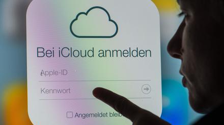 Eine Frau betrachtet am 13.01.2014 in Straubing (Bayern) die Internetseite des Online-Speicherdienstes iCloud von Apple. 