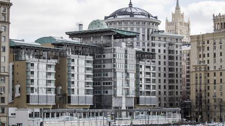 Das Gebäude der britischen Botschaft (M) und das Gebäude des russischen Außenministeriums (2.v.r) in Moskau.  