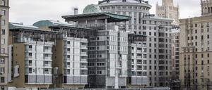 Das Gebäude der britischen Botschaft (M) und das Gebäude des russischen Außenministeriums (2.v.r) in Moskau.  