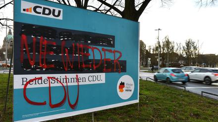 Ein Schriftzug „Nie wieder CDU“ wurde von Unbekannten auf ein Großplakat der CDU geschrieben.