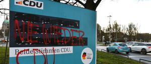 Ein Schriftzug „Nie wieder CDU“ wurde von Unbekannten auf ein Großplakat der CDU geschrieben.