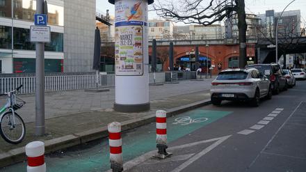 Ein unsinniges Verkehrsschild erlaubt im Februar 2025 das Parken auf einem geschützten Fahrradstreifen in der Fasanenstraße in Berlin-Wilmersdorf.