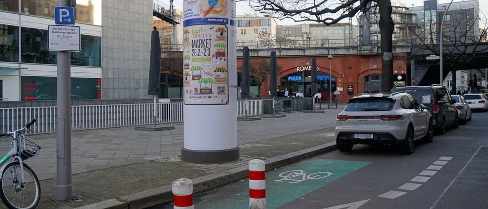 Ein unsinniges Verkehrsschild erlaubt im Februar 2025 das Parken auf einem geschützten Fahrradstreifen in der Fasanenstraße in Berlin-Wilmersdorf.