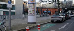Ein unsinniges Verkehrsschild erlaubt im Februar 2025 das Parken auf einem geschützten Fahrradstreifen in der Fasanenstraße in Berlin-Wilmersdorf.