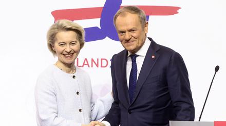 Die Präsidentin der Europäischen Kommission Ursula von der Leyen und der polnische Ministerpräsident Donald Tusk schütteln sich während einer Pressekonferenz im Europäischen Solidaritätszentrum in Danzig, Polen, am 7. Februar 2025 die Hände.