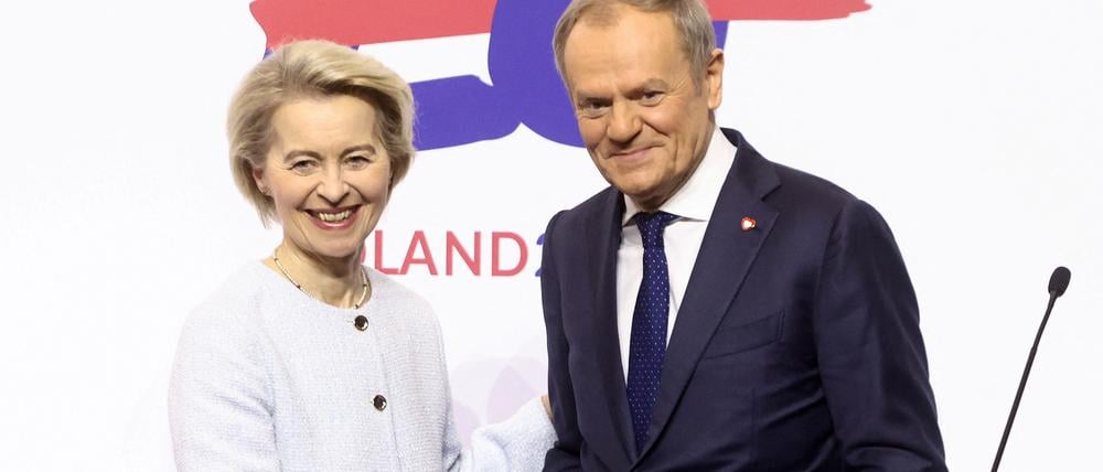 Die Präsidentin der Europäischen Kommission Ursula von der Leyen und der polnische Ministerpräsident Donald Tusk schütteln sich während einer Pressekonferenz im Europäischen Solidaritätszentrum in Danzig, Polen, am 7. Februar 2025 die Hände.