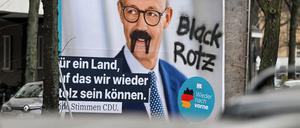 Ein beschmiertes Wahlplakat der CDU in Kreuzberg.