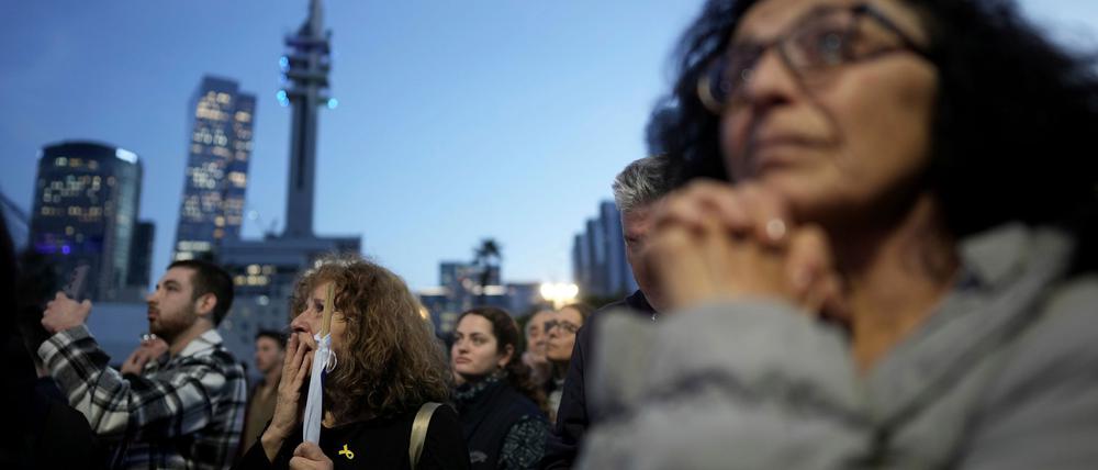 Angehörige und Freunde von Israelis, die im Gazastreifen gefangen gehalten wurden, während einer früheren Geiselfreilassung. Die Hamas hat die Namen drei weiterer am Samstag freizulassender israelischer Geiseln übermittelt. (Archivbild)