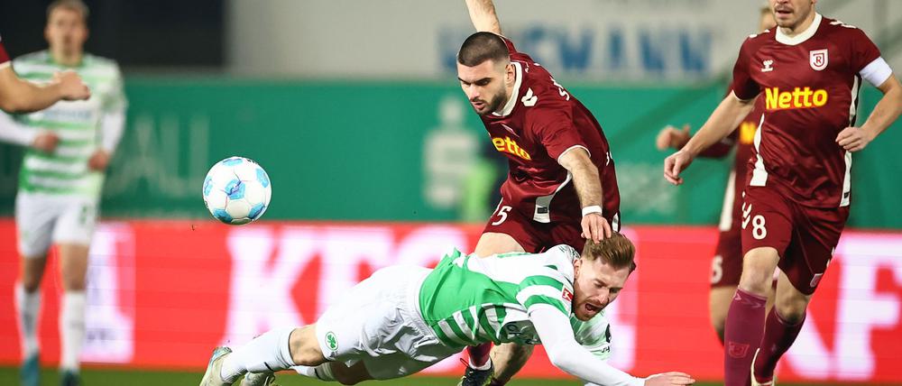 Umkämpft ging es zu im Ronhof, hier zwischen Fürths Jannik Mause (unten) und dem Regensburger Rasim Bulic.