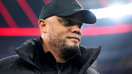 Bayern-Coach Vincent Kompany passierte bei einer Pressekonferenz ein Versehen - er nahm es mit Humor. 