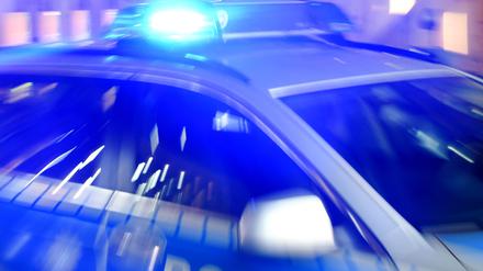 Polizisten wurden in der Rigaer Straße in Berlin-Friedrichshain mit Pyrotechnik angegriffen. (Symbolbild)