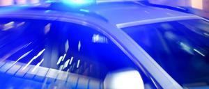 Polizisten wurden in der Rigaer Straße in Berlin-Friedrichshain mit Pyrotechnik angegriffen. (Symbolbild)