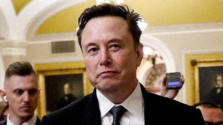 Elon Musk geht auf dem Capitol Hill am Tag eines Treffens mit dem gewählten republikanischen Senatsvorsitzenden John Thune (R-SD) in Washington, USA, am 5. Dezember 2024. 