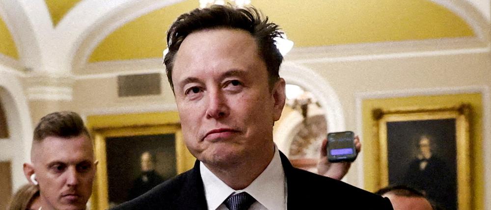 Elon Musk geht auf dem Capitol Hill am Tag eines Treffens mit dem gewählten republikanischen Senatsvorsitzenden John Thune (R-SD) in Washington, USA, am 5. Dezember 2024. 