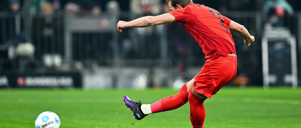 Harry Kane verwandelt Elfmeter Nummer 28 zum 1:0 gegen Bremen.