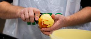 Ein Apfel wird geschält. 