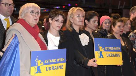 2023 demonstrierten Kulturstaatsministerin Claudia Roth und Jury-Präsidentin Kristen Stewart mit ukrainischen Filmemachern auf dem roten Teppich.
