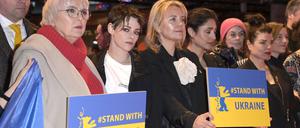2023 demonstrierten Kulturstaatsministerin Claudia Roth und Jury-Präsidentin Kristen Stewart mit ukrainischen Filmemachern auf dem roten Teppich.