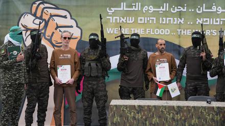 Die Hamas hat im Rahmen eines Abkommens mit Israel drei weitere Geiseln freigelassen.