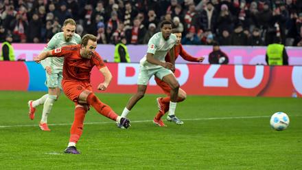 Vom Elfmeterpunkt eiskalt: Bayerns Harry Kane.