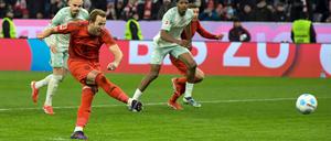 Vom Elfmeterpunkt eiskalt: Bayerns Harry Kane.