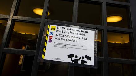 Streik vor der BVG in Berlin am 29. Februar 2024. Der gesperrte Eingang vom Bahnhof Nollendorfplatz. (Archivbild)