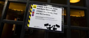 Streik vor der BVG in Berlin am 29. Februar 2024. Der gesperrte Eingang vom Bahnhof Nollendorfplatz. (Archivbild)