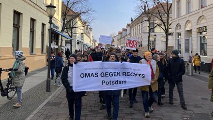Omas gegen rechts Potsdam ziehen mit Plakaten durch die Brandenburger Straße in Potsdam.