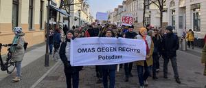 Omas gegen rechts Potsdam ziehen mit Plakaten durch die Brandenburger Straße in Potsdam.