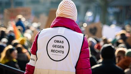 In Berlin und Potsdam demonstrieren Hunderte bei Kundgebungen der „Omas gegen Rechts“. 