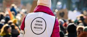 In Berlin und Potsdam demonstrieren Hunderte bei Kundgebungen der „Omas gegen Rechts“.