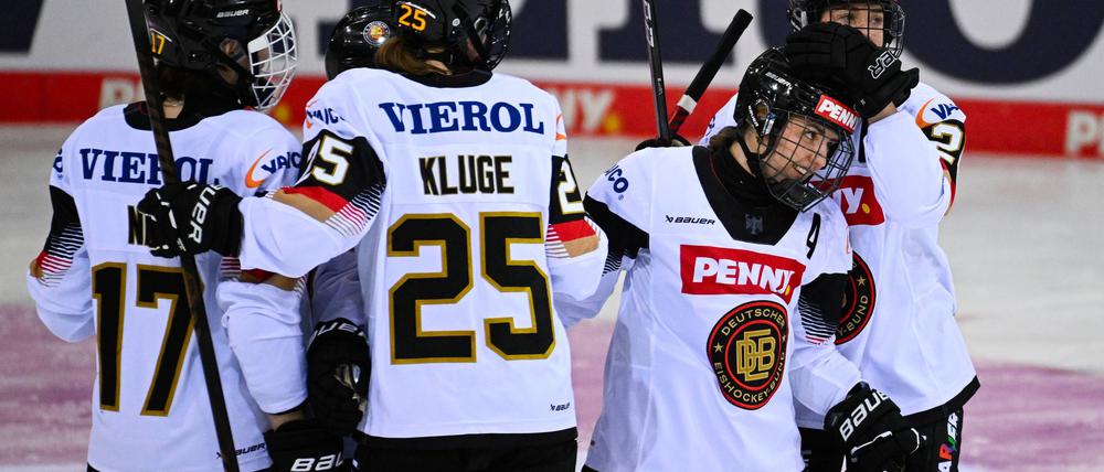 Die deutschen Eishockey-Frauen jubeln über den souveränen Erfolg über die Slowakei.