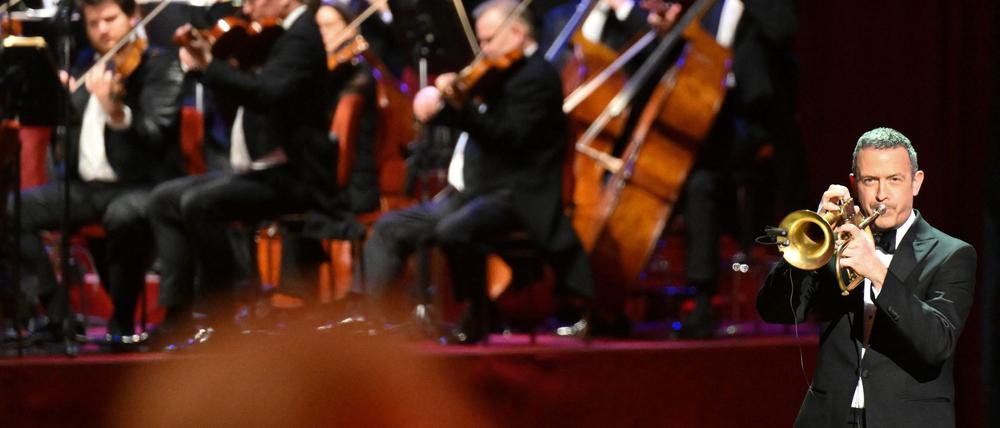 Till Brönner spielt beim Dresdner Semperopernball zusammen mit dem Orchester.