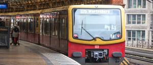 Eine S-Bahn hält am Hackeschen Markt in Berlin. (Symbolbild)