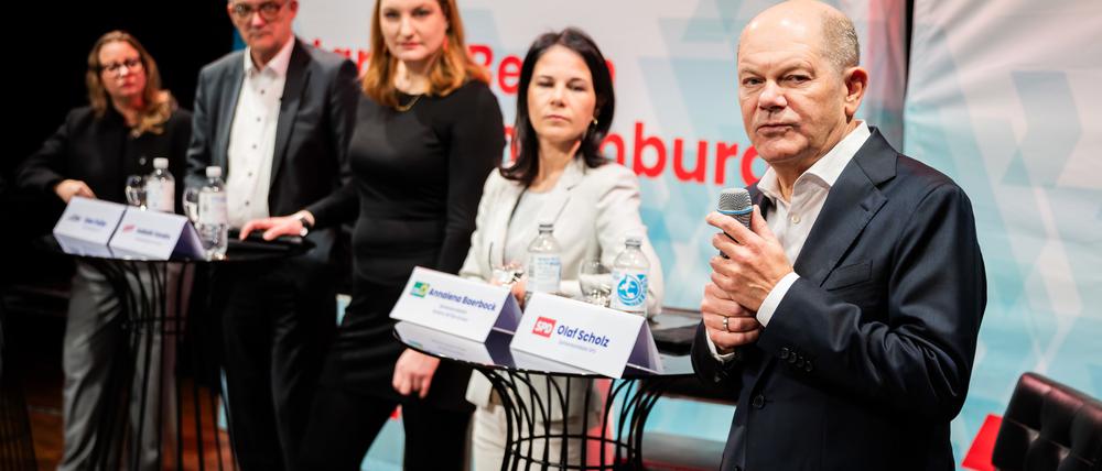 Bundeskanzler Olaf Scholz (SPD, r-l), Annalena Baerbock (Bündnis 90/Die Grünen), Isabelle Vandre (Die Linke), Uwe Feiler (CDU) und Friederike Benda, Brandenburger BSW-Spitzenkandidatin.