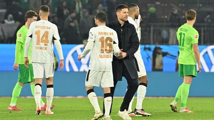 Enttäuschung nach dem 0:0: Trainer Xabi Alonso und seine Spieler von Bayer Leverkusen. 