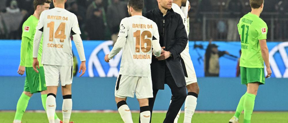 Enttäuschung nach dem 0:0: Trainer Xabi Alonso und seine Spieler von Bayer Leverkusen. 