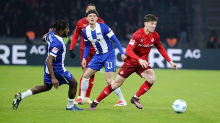 Fabian Reese (Mitte) stand gegen Kaiserslautern erstmals in dieser Saison in der Startelf von Hertha BSC und trug gleich die Kapitänsbinde.