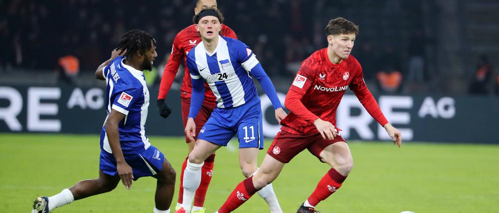Fabian Reese (Mitte) stand gegen Kaiserslautern erstmals in dieser Saison in der Startelf von Hertha BSC und trug gleich die Kapitänsbinde.