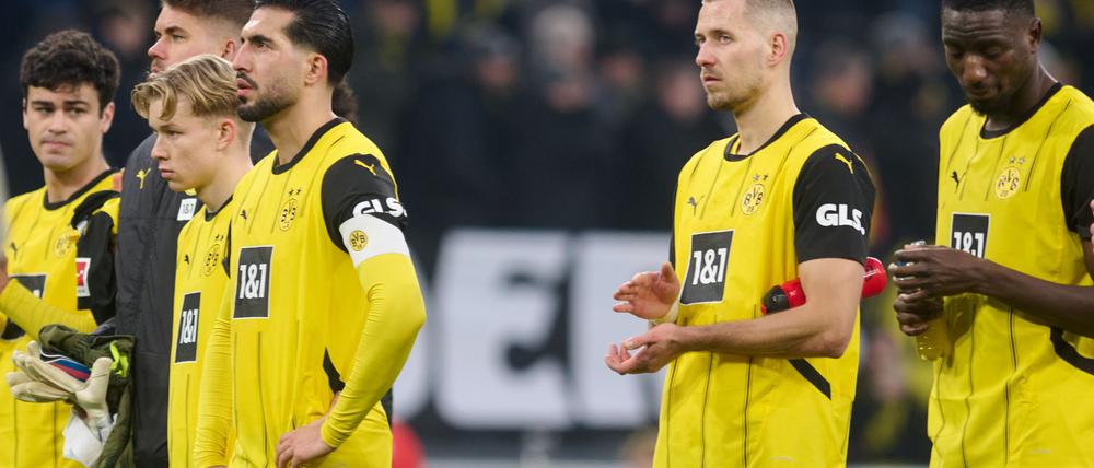 Der Ex-Stuttgarter Waldemar Anton (2.v.r.) leitete mit seinem Eigentor die Niederlage des BVB ein.