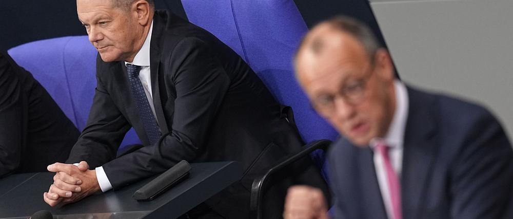 Kanzler Scholz und Unionskanzlerkandidat Merz dürfen zum TV-Duell fast nichts mitbringen - ein Stift und ein Notizblock sind nach Senderangaben erlaubt.